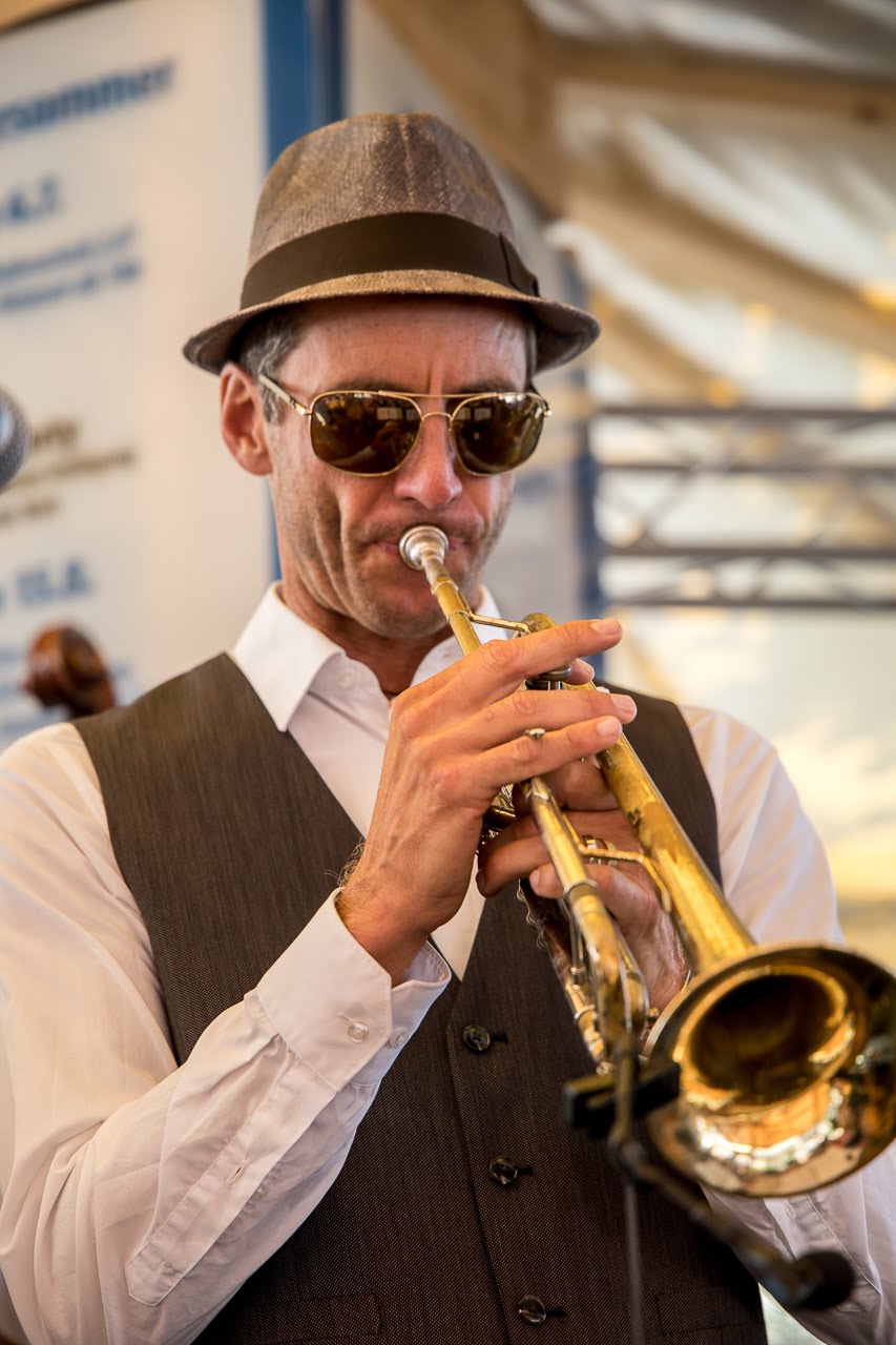 Das Jazzbüro saxophonist performing live