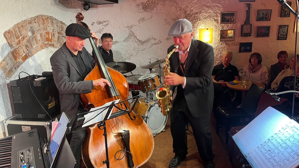 Double bass and saxophone during a Das Jazzbüro performance