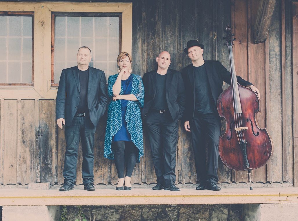 Das Jazzbüro band portrait in front of a wooden wall